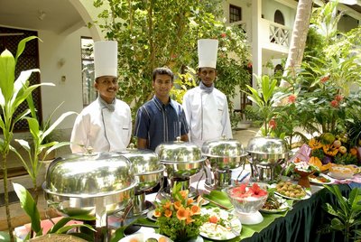 Bedienen Sie sich am leckeren ayurvedischen Buffet im Palmengarten des Surya Lanka