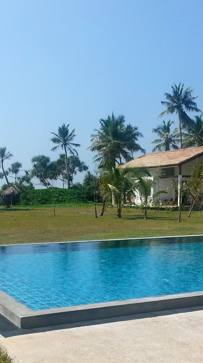 Vom großzügig angelegten Pool haben Sie direkten Blick über die Anlage zum Meer