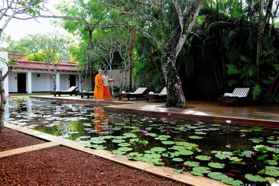 Idyllische Atmosphäre auch vor den Behandlungsräumen im Heritance Maha Gedara
