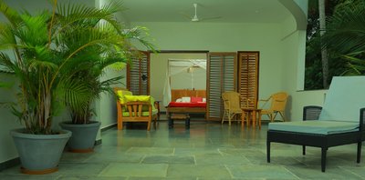 Die Zimmer im Cliff View Ayurveda Retreat sind freundlich und einladend eingerichtet