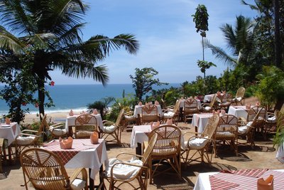 Genießen Sie ayurvedische Speisen im Restaurant des Somatheeram Ayurveda Resort in Südindien mit Blick aufs Meer