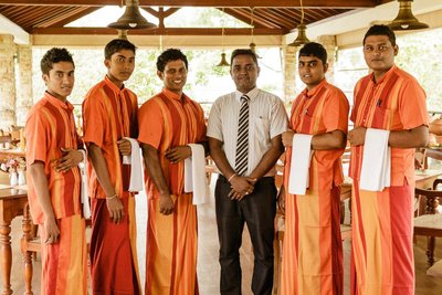 Das charmante Service Team im Thaulle Resort kümmert sich bestens um seine Gäste