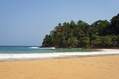 Der Sandstrand direkt vor dem Surya Lanka lädt Sie während Ihrer Ayurveda Reise zum ausgiebigen Spazieren ein
