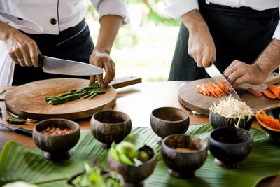 Beobachten Sie im Como Shambhala wie die balinesischen Chefs Ihr Essen vor Ihren Augen zubereiten