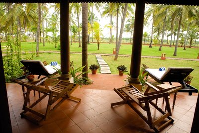 Die Veranda der Deluxe Villa im Nattika Beach Resort lädt zum Entspannen ein