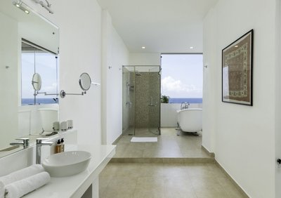 Das Badezimmer der Master Suite ist hell und modern ausgestattet