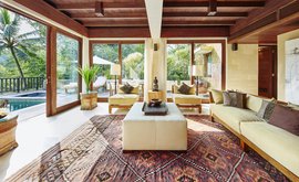 Der lichtdurchflutete Wohnbereich der Pool Villa