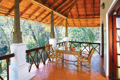 Jedes Ayurveda Cottage verfügt über einen eigenen Balkon zum Entspannen