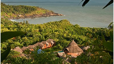 Blick auf das SwaSwara und das dahinterliegende Meer