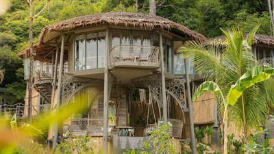 Die Baumhäuser passen sich dem thailändischen Dschungel an und verfügungen über zwei Etagen