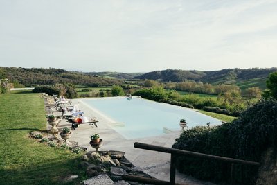 Entspannung pur am Pool mit Blick über die weite Toskana