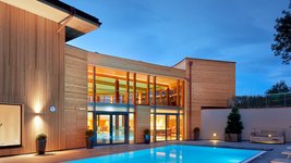 Ein Außenpool auf einer modernen Resort-Anlage