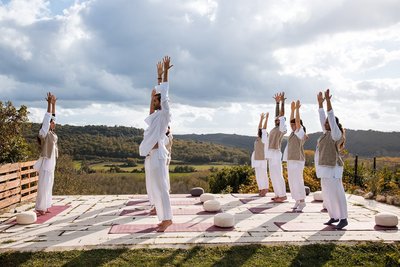 Yoga üben mit Blick auf die Toskana