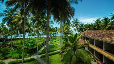 Der tropische Garten erstreckt sich bis hin zum Meer