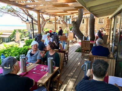 Bei Sonnenschein und besten ayurvedischen Speisen den Ausblick genießen: Das Restaurant im Centro de Salud Port Salvi ist gut besucht.