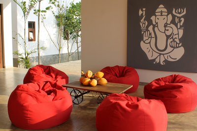 Die helle Sitzecke im ANANDA Ayurveda Resort  mit gemütlichen Sitzsäcken lädt zum Verweilen ein