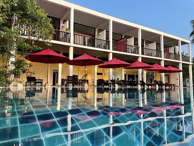 Entspannen Sie auf bequemen Liegen am Pool