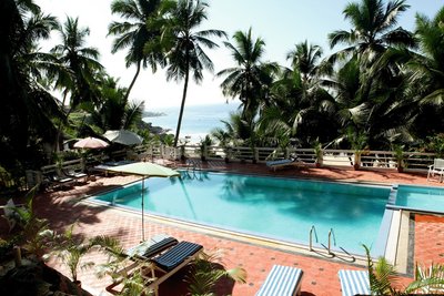 Der weite Blick vom pool über das Meer
