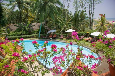 Entspannen Sie inmitten des tropischen Gartens am Pool