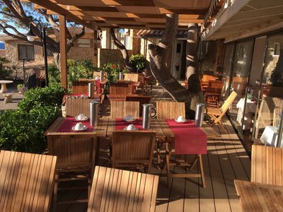 Die große, sonnendurchflutete Terrasse des Ayurveda-Restaurants im Centro de Salud Port Salvi bietet genügend Sitzplätze und einen hinreißenden Ausblick in die Natur.