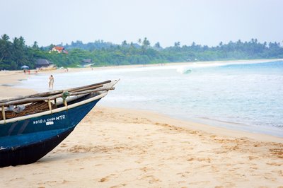 Der weitläufige Sandstrand des Surya Lanka lädt zu ausgiebigen Spaziergängen ein