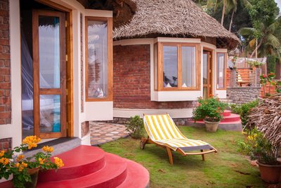 Auf Ihrer privaten Liege vor dem Deluxe Cottage des Somatheeram Ayurvedic Health Resort können Sie entspannen