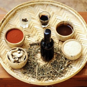 Flechtkorb mit ayurvedischen Gewürzen