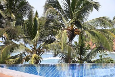Erfrischen Sie sich im großzügigen Infinity-Pool mit Blick zum Meer
