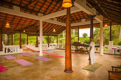 Ihre Ayurveda-Kur wird durch Yoga-Einheiten ergänzt Ihre Ayurveda-Kur wird durch Yoga-Einheiten ergänzt