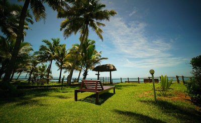 Es sind nur 50 Schritte durch den tropischen Garten bis zum Fischerstrand