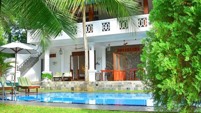 Schlicht und stilvoll liegt die Villa Safira im ruhigen Garten mit großem Pool
