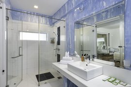 Die Badezimmer der Deluxe Zimmer bieten modernen Komfort