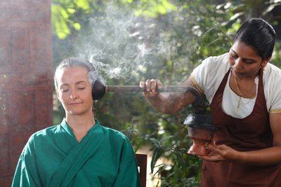 Im Manaltheeram die angenehme Wärme der Ayurveda Kur genießen