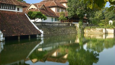 Direkt an einer kleinen Wasserstelle liegt das Kalari Kovilakom in Indien 