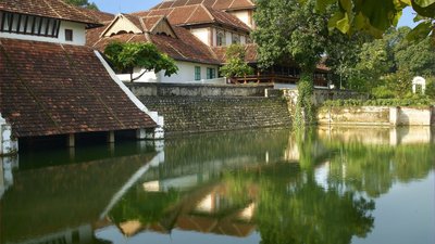 Direkt an einer kleinen Wasserstelle liegt das Kalari Kovilakom in Indien 