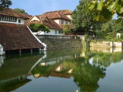 Direkt an einer kleinen Wasserstelle liegt das Kalari Kovilakom in Indien 