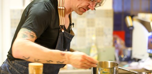 Volker Mehl in der Küche beim Kochen