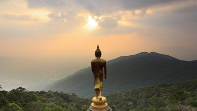 Buddha Statue genießt die Aussicht