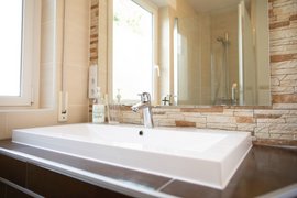 Helle und moderne Badezimmer im Sathya Ayurveda