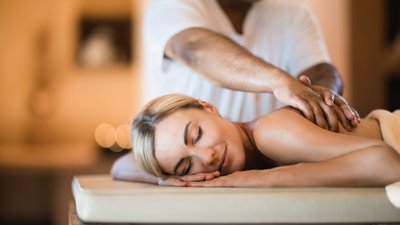 Genießen Sie eine ayurvedische Massage im Ayurpura Hotel