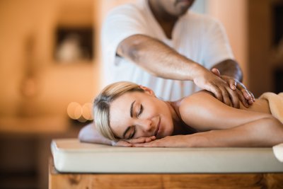 Genießen Sie eine ayurvedische Massage im Ayurpura Hotel