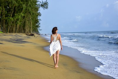 Erholsame Spaziergänge am weißen Sandstrand