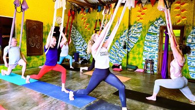 Beim Aerial Yoga neue Asanas ausprobieren