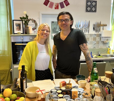 Katharina Hegemann und Volker Mehl bei den Vorbereitungen für den Ayurveda Online Kurs