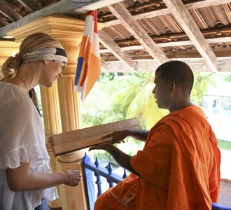 Entdecken Sie historische buddhistische Schriften. Der Mönch dort erklärt Sie Ihnen gerne