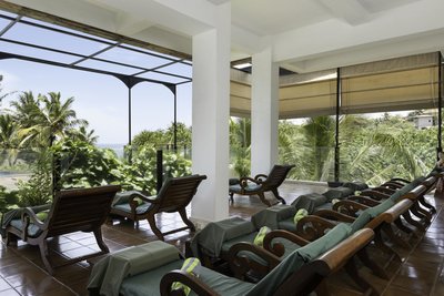 Kommen Sie auf Liegen mit Poolblick zur Ruhe