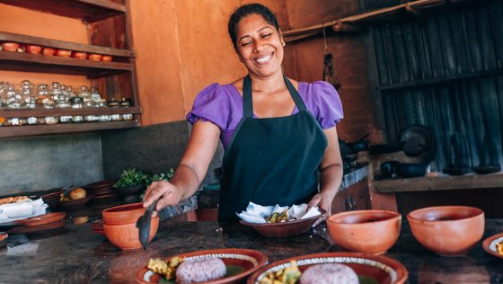 Eine Frau richtet Teller mit Reis an