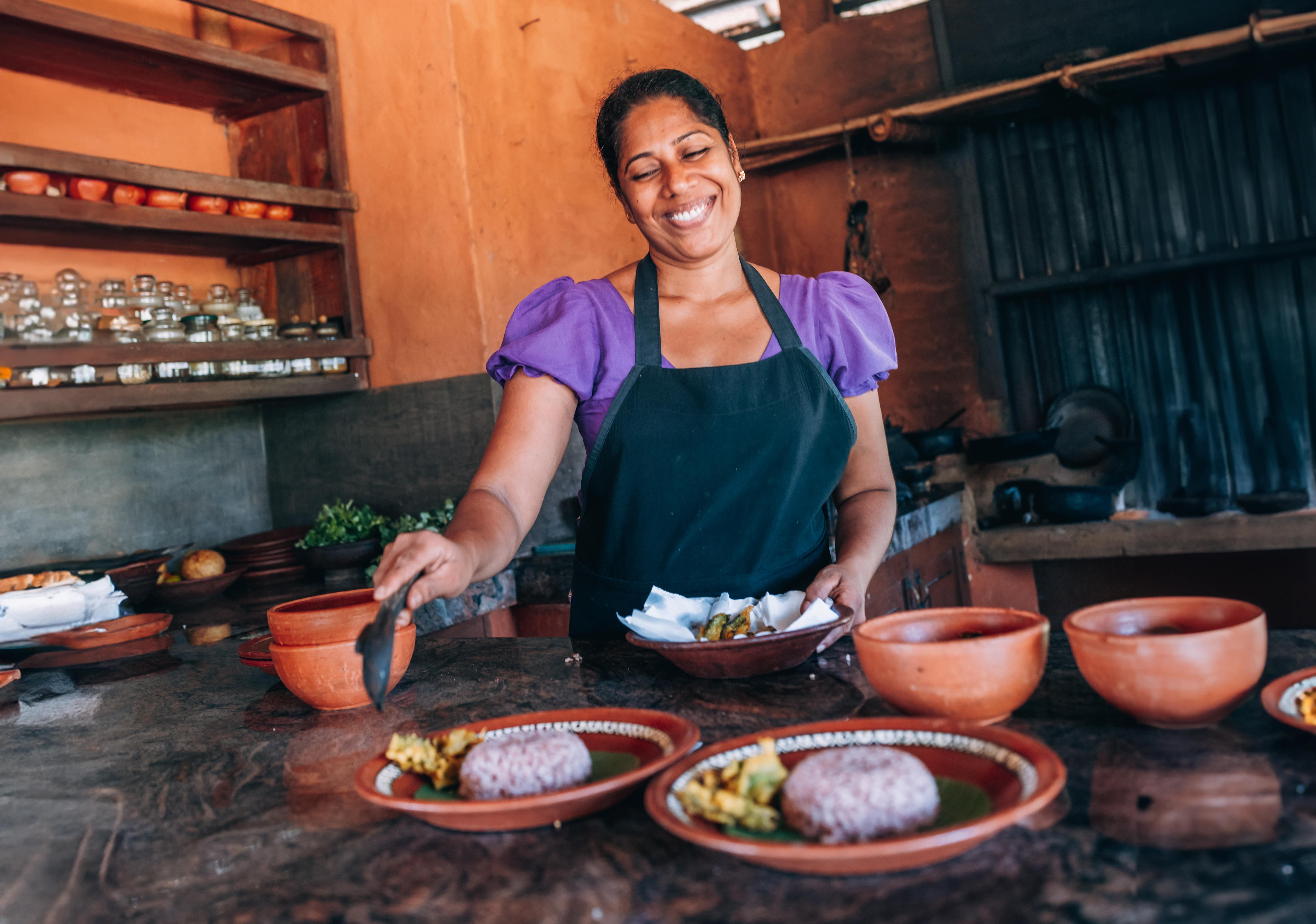 Eine Frau richtet Teller mit Reis an