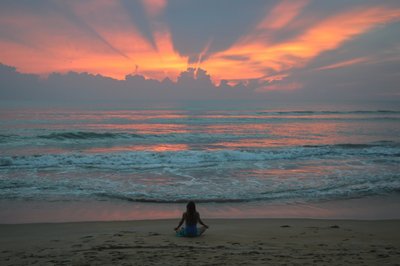 Yoga bei Sonnenuntergang am Strand von Sri Lanka