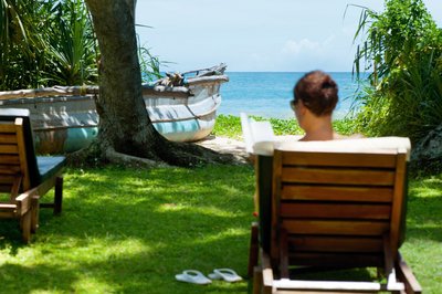 Entspannen Sie im weitläufigen Garten des Surya Lanka und genießen Sie den direkten Blick auf den Sandstrand vor Ihren Füßen